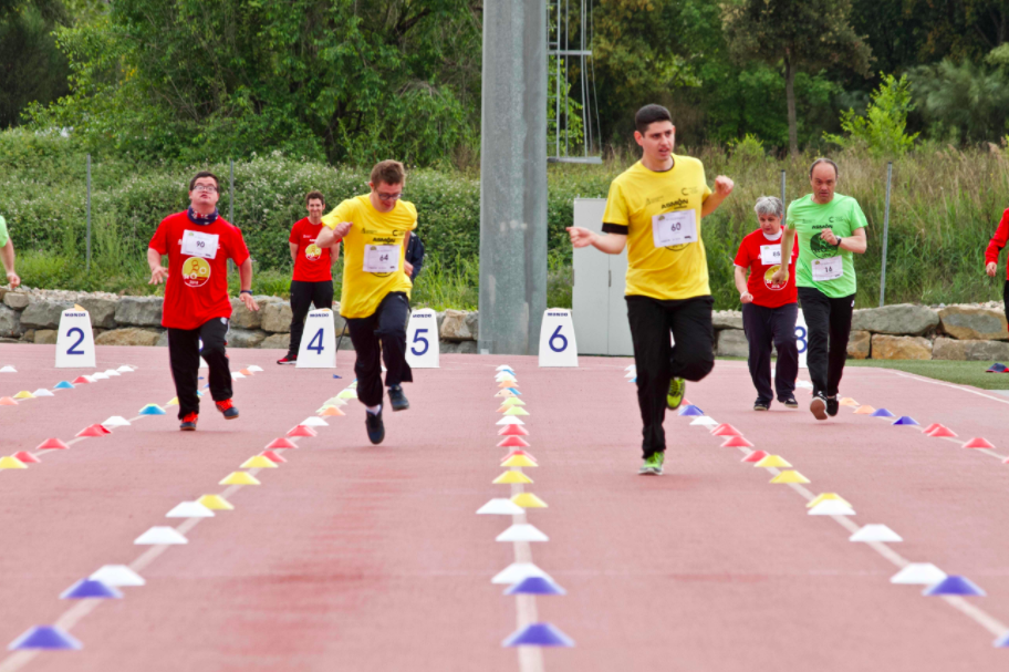 Asmon col�abora amb els atletes a Sant Cugat