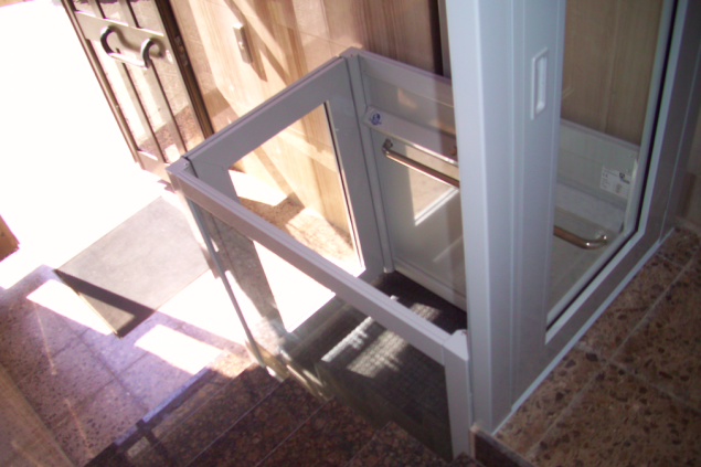 Elevador vertical de curt recurregut